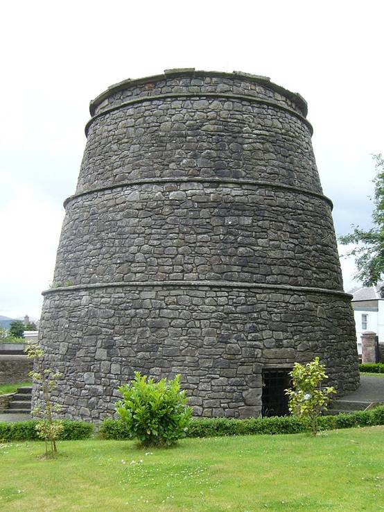 https://upload.wikimedia.org/wikipedia/commons/thumb/6/63/Corstorphine_Castle_doocot%2C_Edinburgh.JPG/800px-Corstorphine_Castle_doocot%2C_Edinburgh.JPG