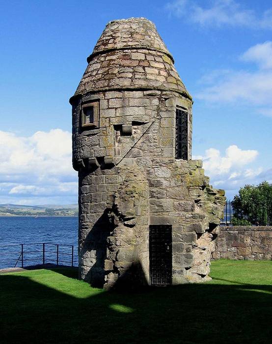 https://upload.wikimedia.org/wikipedia/commons/thumb/4/4f/Newark_Castle_doocot.jpg/800px-Newark_Castle_doocot.jpg