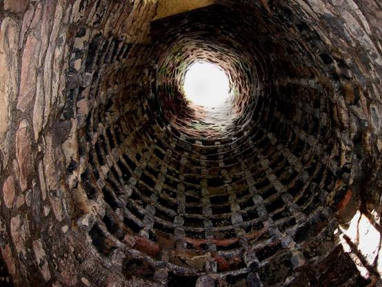 https://upload.wikimedia.org/wikipedia/commons/thumb/2/25/Newark_Castle_doocot_int.jpg/1280px-Newark_Castle_doocot_int.jpg