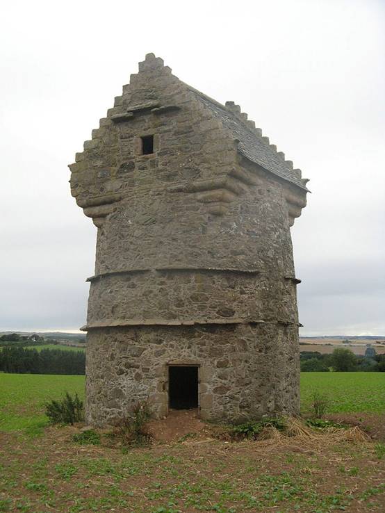 https://upload.wikimedia.org/wikipedia/commons/thumb/9/9e/Auchmacoy_Dovecot_05.jpg/800px-Auchmacoy_Dovecot_05.jpg