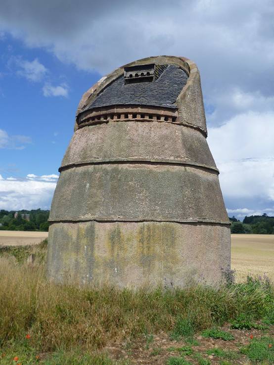 https://upload.wikimedia.org/wikipedia/commons/thumb/f/f5/Phantassie_doocot_%2816thC%29%2C_East_Lothian.JPG/800px-Phantassie_doocot_%2816thC%29%2C_East_Lothian.JPG