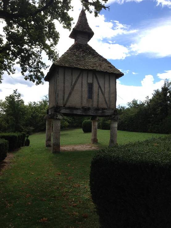 https://upload.wikimedia.org/wikipedia/commons/5/54/Dovecote%2C_Tarn-et-Garonne%2C_France.JPG